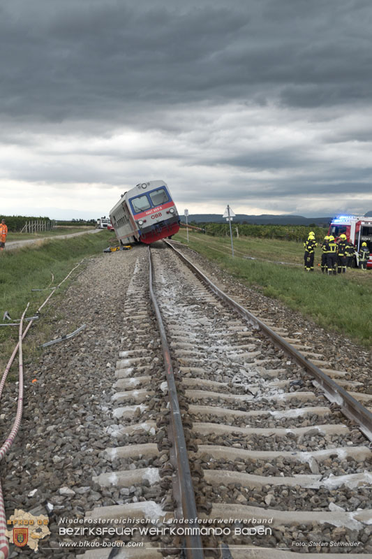 20250902_Pkw kollidiert mit Triebwagen der Aspangbahn in Günselsdorf Foto: Stefan Schneider BFKDO BADEN