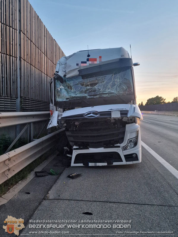 20250903_LKW-Auffahrunfall auf der A2 Bad Vöslau/Kottingbrunn RFB Wien Foto: FF Leobersdorf 20250903_LKW-Auffahrunfall auf der A2 Bad Vöslau/Kottingbrunn RFB Wien Foto: FF Leobersdorf