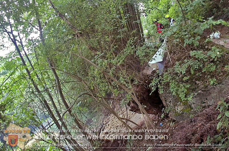 20250912_Felsblock droht auf die Geleise der Triestingtal Bahnstrecke zu stürzen - Kontrollierte Sprengung   Foto: Freiwillige Feuerwehr Berndorf-Stadt / Florian Stadler