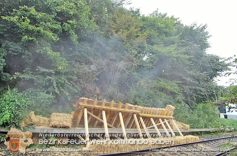 20250912_Felsblock droht auf die Geleise der Triestingtal Bahnstrecke zu stürzen - Kontrollierte Sprengung   Foto: Freiwillige Feuerwehr Berndorf-Stadt / Florian Stadler