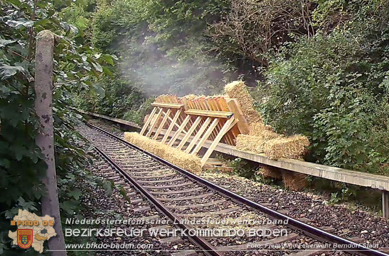 20250912_Felsblock droht auf die Geleise der Triestingtal Bahnstrecke zu stürzen - Kontrollierte Sprengung   Foto: Freiwillige Feuerwehr Berndorf-Stadt / Florian Stadler