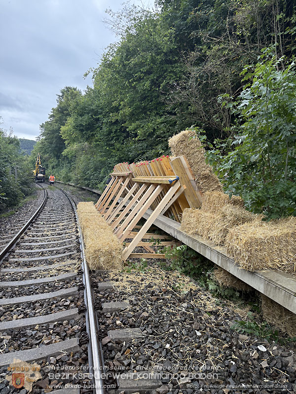 20250912_Felsblock droht auf die Geleise der Triestingtal Bahnstrecke zu stürzen - Kontrollierte Sprengung   Foto: Freiwillige Feuerwehr Berndorf-Stadt / Dominik Schönthaler