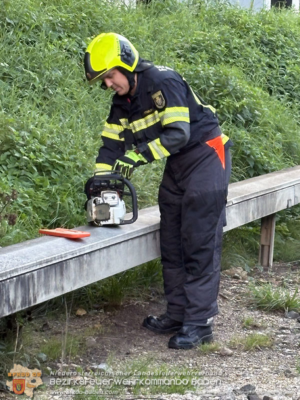 20250911_Felsblock droht auf die Geleise der Triestingtal Bahnstrecke zu stürzen - Kontrollierte Sprengung Foto: Freiwillige Feuerwehr Berndorf-Stadt / Peter Schiffner