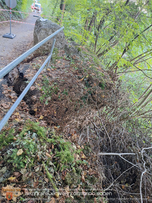 20250911_Felsblock droht auf die Geleise der Triestingtal Bahnstrecke zu stürzen - Kontrollierte Sprengung Foto: Freiwillige Feuerwehr Berndorf-Stadt / Florian Stadler