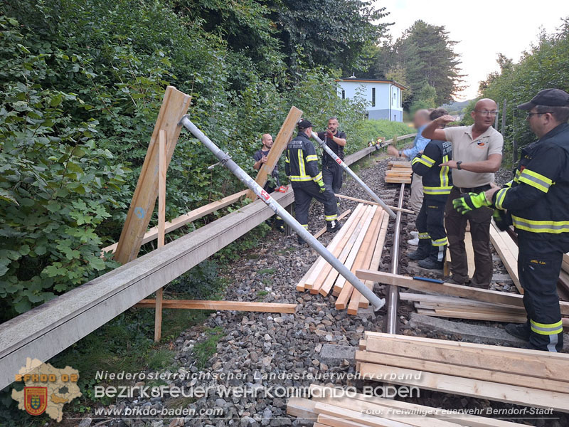 20250911_Felsblock droht auf die Geleise der Triestingtal Bahnstrecke zu stürzen - Kontrollierte Sprengung Foto: Freiwillige Feuerwehr Berndorf-Stadt / Florian Stadler