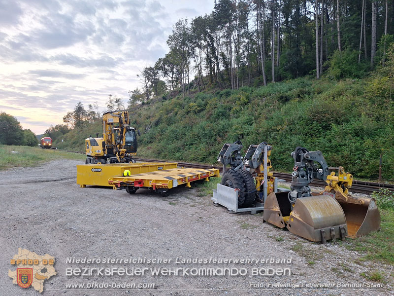 20250912_Felsblock droht auf die Geleise der Triestingtal Bahnstrecke zu stürzen - Kontrollierte Sprengung Foto: Freiwillige Feuerwehr Berndorf-Stadt / Florian Stadler