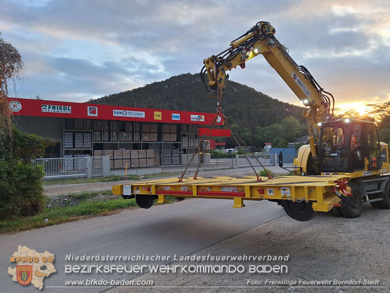 20250912_Felsblock droht auf die Geleise der Triestingtal Bahnstrecke zu stürzen - Kontrollierte Sprengung Foto: Freiwillige Feuerwehr Berndorf-Stadt / Florian Stadler