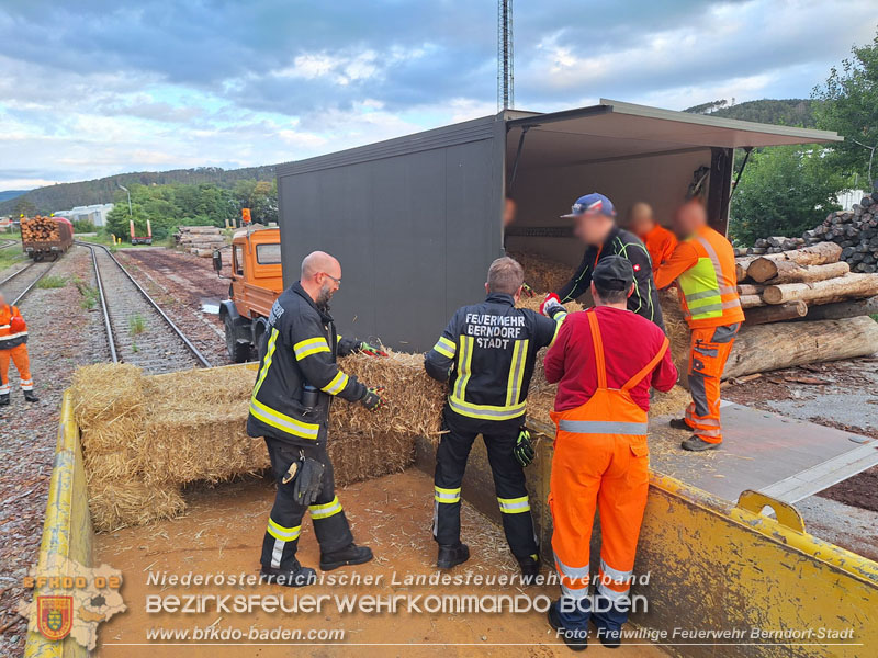20250912_Felsblock droht auf die Geleise der Triestingtal Bahnstrecke zu stürzen - Kontrollierte Sprengung Foto: Freiwillige Feuerwehr Berndorf-Stadt / Florian Stadler