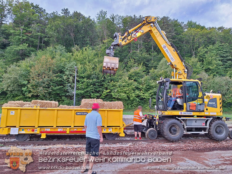20250912_Felsblock droht auf die Geleise der Triestingtal Bahnstrecke zu stürzen - Kontrollierte Sprengung Foto: Freiwillige Feuerwehr Berndorf-Stadt / Florian Stadler
