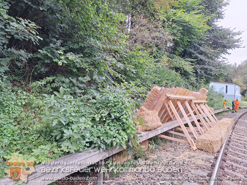 20250912_Felsblock droht auf die Geleise der Triestingtal Bahnstrecke zu stürzen - Kontrollierte Sprengung Foto: Freiwillige Feuerwehr Berndorf-Stadt / Florian Stadler