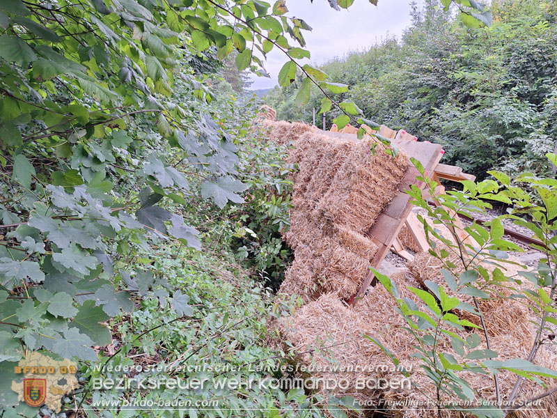 20250912_Felsblock droht auf die Geleise der Triestingtal Bahnstrecke zu stürzen - Kontrollierte Sprengung Foto: Freiwillige Feuerwehr Berndorf-Stadt / Florian Stadler