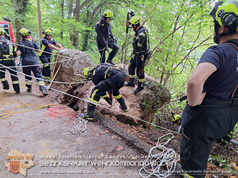20250912_Felsblock droht auf die Geleise der Triestingtal Bahnstrecke zu stürzen - Kontrollierte Sprengung Foto: Freiwillige Feuerwehr Berndorf-Stadt / Florian Stadler