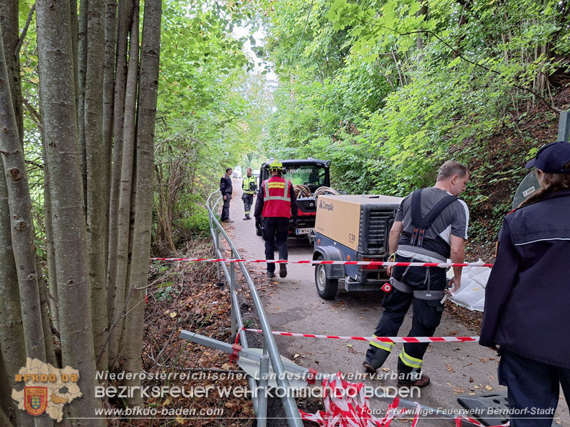 20250912_Felsblock droht auf die Geleise der Triestingtal Bahnstrecke zu stürzen - Kontrollierte Sprengung Foto: Freiwillige Feuerwehr Berndorf-Stadt / Florian Stadler