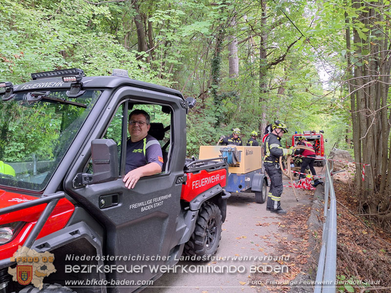 20250912_Felsblock droht auf die Geleise der Triestingtal Bahnstrecke zu stürzen - Kontrollierte Sprengung Foto: Freiwillige Feuerwehr Berndorf-Stadt / Florian Stadler