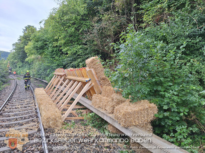 20250912_Felsblock droht auf die Geleise der Triestingtal Bahnstrecke zu stürzen - Kontrollierte Sprengung Foto: Freiwillige Feuerwehr Berndorf-Stadt / Florian Stadler
