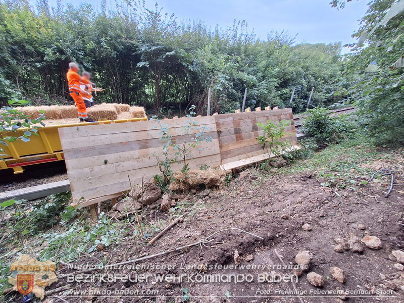 20250912_Felsblock droht auf die Geleise der Triestingtal Bahnstrecke zu stürzen - Kontrollierte Sprengung Foto: Freiwillige Feuerwehr Berndorf-Stadt / Florian Stadler