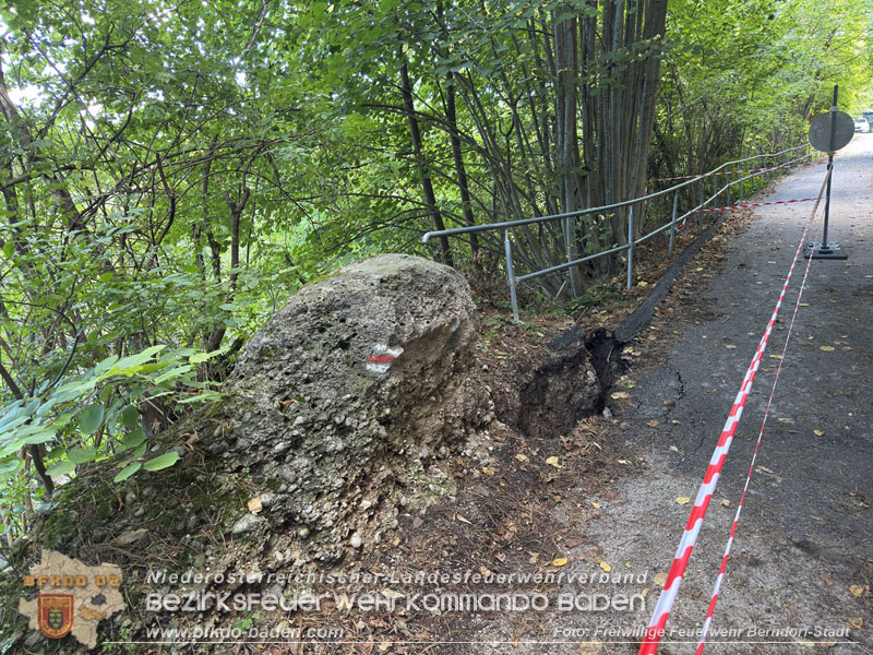 20250911_Felsblock droht auf die Geleise der Triestingtal Bahnstrecke zu stürzen - Kontrollierte Sprengung Foto: Freiwillige Feuerwehr Berndorf-Stadt / Stephan Hoppel