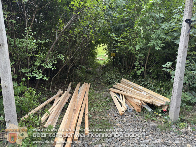 20250911_Felsblock droht auf die Geleise der Triestingtal Bahnstrecke zu stürzen - Kontrollierte Sprengung Foto: Freiwillige Feuerwehr Berndorf-Stadt / Stephan Hoppel