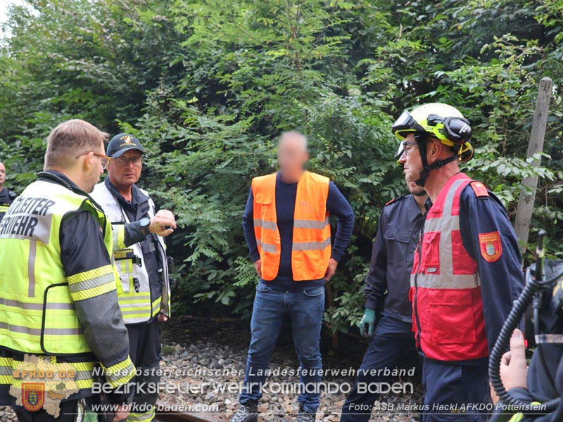 20250912_Felsblock droht auf die Geleise der Triestingtal Bahnstrecke zu stürzen - Kontrollierte Sprengung Foto: ASB ÖA Markus Hackl AFKDO Pottenstein