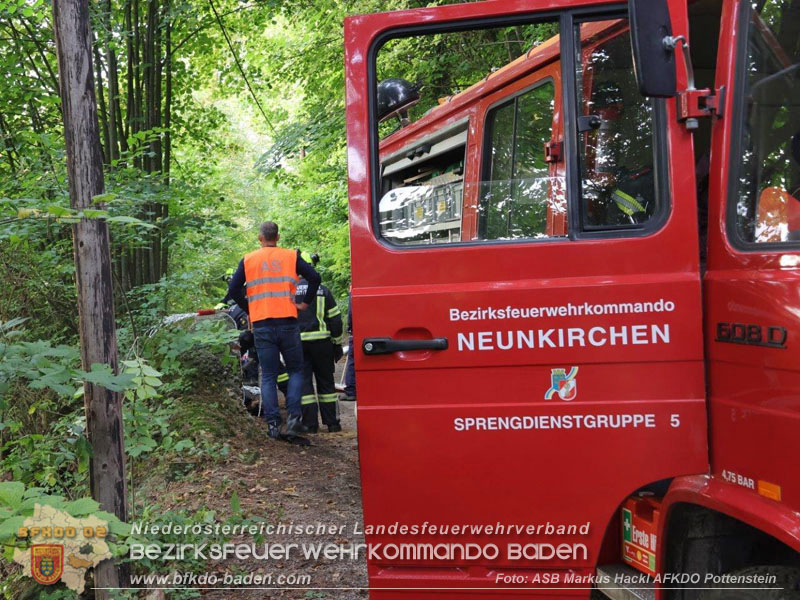 20250912_Felsblock droht auf die Geleise der Triestingtal Bahnstrecke zu stürzen - Kontrollierte Sprengung Foto: ASB ÖA Markus Hackl AFKDO Pottenstein