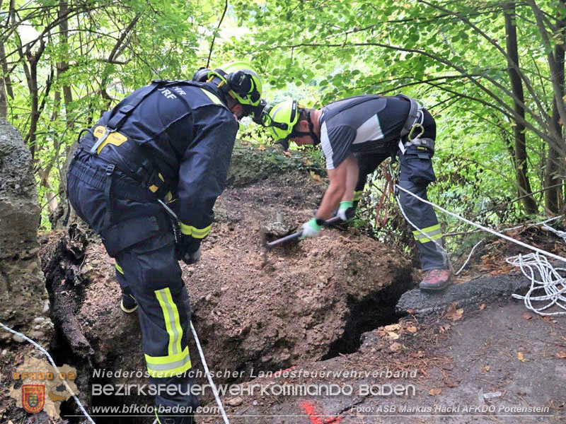 20250912_Felsblock droht auf die Geleise der Triestingtal Bahnstrecke zu stürzen - Kontrollierte Sprengung Foto: ASB ÖA Markus Hackl AFKDO Pottenstein