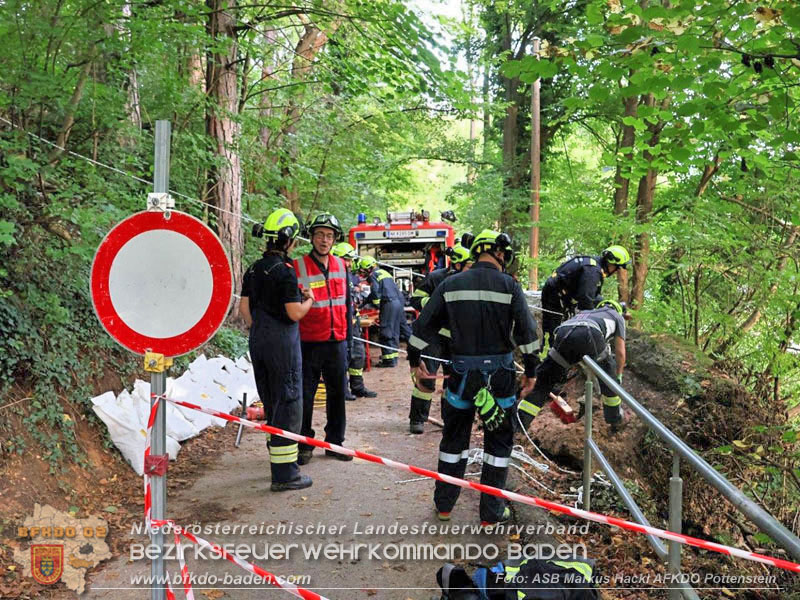 20250912_Felsblock droht auf die Geleise der Triestingtal Bahnstrecke zu stürzen - Kontrollierte Sprengung Foto: ASB ÖA Markus Hackl AFKDO Pottenstein