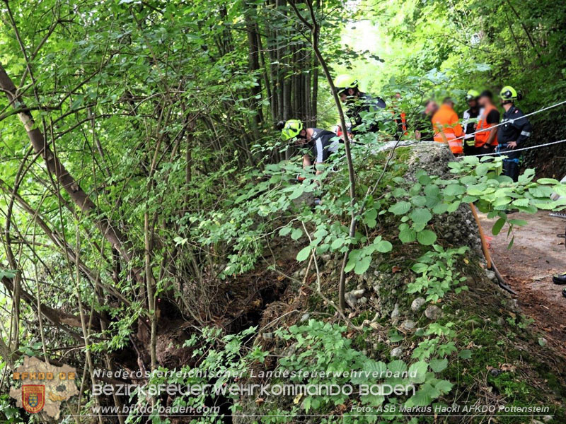 20250912_Felsblock droht auf die Geleise der Triestingtal Bahnstrecke zu stürzen - Kontrollierte Sprengung Foto: ASB ÖA Markus Hackl AFKDO Pottenstein