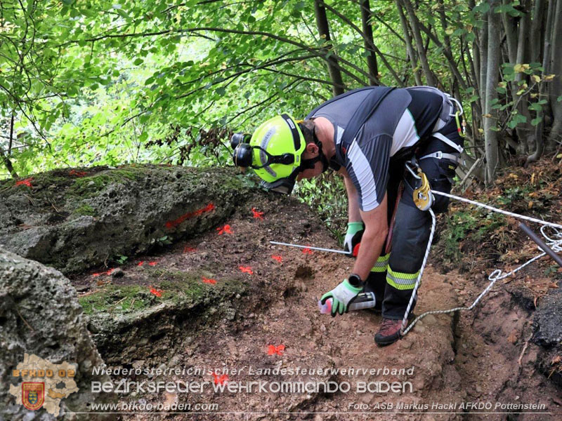 20250912_Felsblock droht auf die Geleise der Triestingtal Bahnstrecke zu stürzen - Kontrollierte Sprengung Foto: ASB ÖA Markus Hackl AFKDO Pottenstein