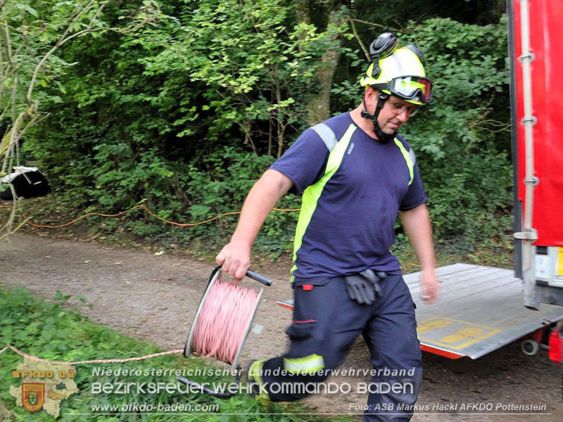 20250912_Felsblock droht auf die Geleise der Triestingtal Bahnstrecke zu stürzen - Kontrollierte Sprengung Foto: ASB ÖA Markus Hackl AFKDO Pottenstein
