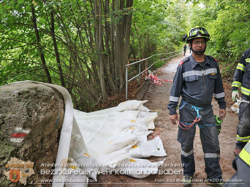 20250912_Felsblock droht auf die Geleise der Triestingtal Bahnstrecke zu stürzen - Kontrollierte Sprengung Foto: ASB ÖA Markus Hackl AFKDO Pottenstein