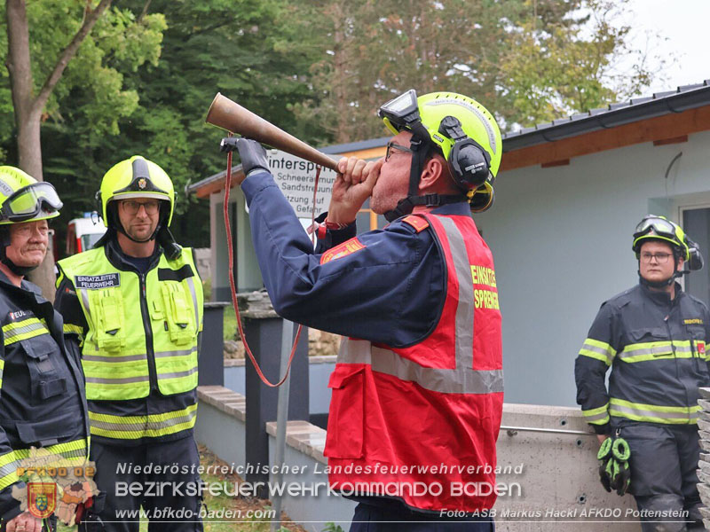 20250912_Felsblock droht auf die Geleise der Triestingtal Bahnstrecke zu stürzen - Kontrollierte Sprengung Foto: ASB ÖA Markus Hackl AFKDO Pottenstein