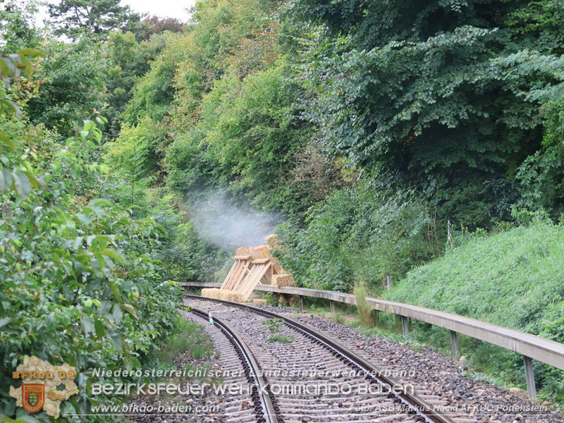 20250912_Felsblock droht auf die Geleise der Triestingtal Bahnstrecke zu stürzen - Kontrollierte Sprengung Foto: ASB ÖA Markus Hackl AFKDO Pottenstein