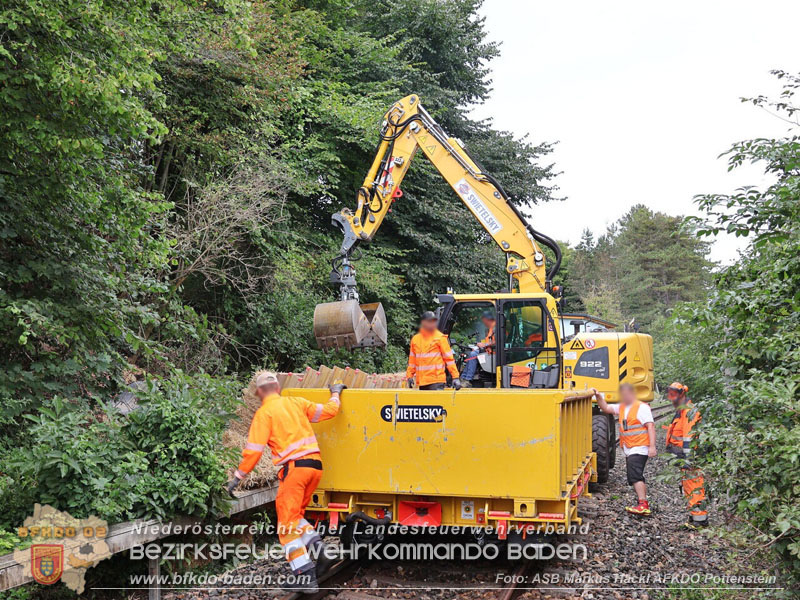 20250912_Felsblock droht auf die Geleise der Triestingtal Bahnstrecke zu stürzen - Kontrollierte Sprengung Foto: ASB ÖA Markus Hackl AFKDO Pottenstein