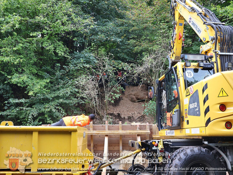 20250912_Felsblock droht auf die Geleise der Triestingtal Bahnstrecke zu stürzen - Kontrollierte Sprengung Foto: ASB ÖA Markus Hackl AFKDO Pottenstein