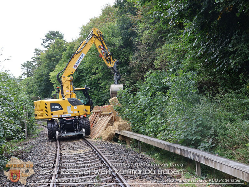20250912_Felsblock droht auf die Geleise der Triestingtal Bahnstrecke zu stürzen - Kontrollierte Sprengung Foto: ASB ÖA Markus Hackl AFKDO Pottenstein