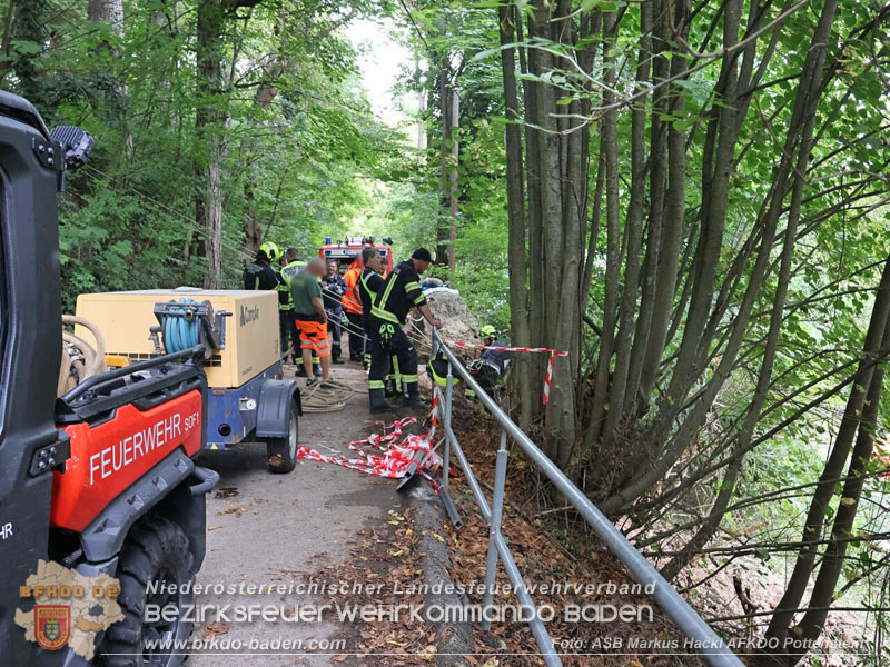 20250912_Felsblock droht auf die Geleise der Triestingtal Bahnstrecke zu stürzen - Kontrollierte Sprengung Foto: ASB ÖA Markus Hackl AFKDO Pottenstein