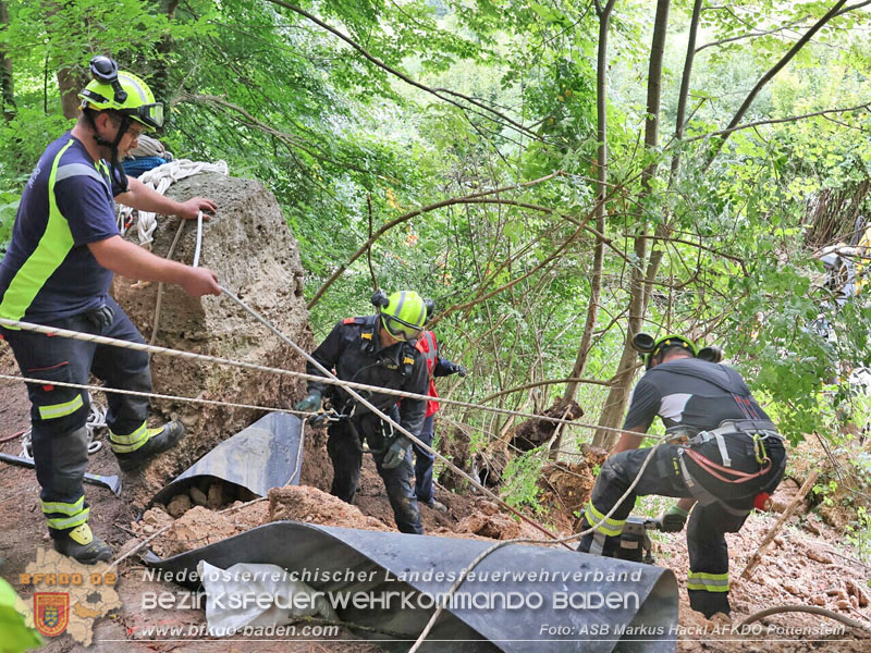 20250912_Felsblock droht auf die Geleise der Triestingtal Bahnstrecke zu stürzen - Kontrollierte Sprengung Foto: ASB ÖA Markus Hackl AFKDO Pottenstein