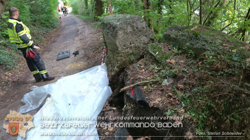 20250912_Felsblock droht auf die Geleise der Triestingtal Bahnstrecke zu stürzen - Kontrollierte Sprengung Foto: Stefan Schneider BFKDO BADEN