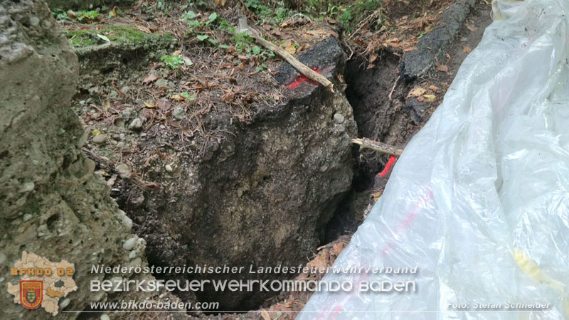 20250912_Felsblock droht auf die Geleise der Triestingtal Bahnstrecke zu stürzen - Kontrollierte Sprengung Foto: Stefan Schneider BFKDO BADEN