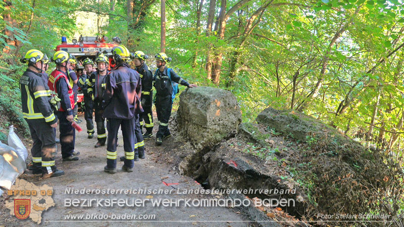 20250912_Felsblock droht auf die Geleise der Triestingtal Bahnstrecke zu stürzen - Kontrollierte Sprengung Foto: Stefan Schneider BFKDO BADEN