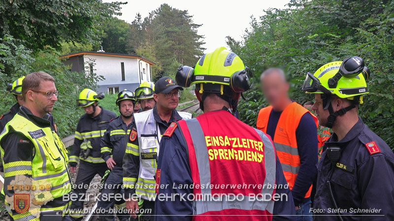 20250912_Felsblock droht auf die Geleise der Triestingtal Bahnstrecke zu stürzen - Kontrollierte Sprengung Foto: Stefan Schneider BFKDO BADEN