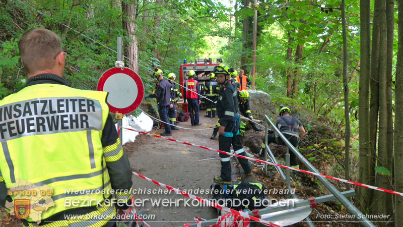 20250912_Felsblock droht auf die Geleise der Triestingtal Bahnstrecke zu stürzen - Kontrollierte Sprengung Foto: Stefan Schneider BFKDO BADEN