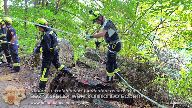 20250912_Felsblock droht auf die Geleise der Triestingtal Bahnstrecke zu stürzen - Kontrollierte Sprengung Foto: Stefan Schneider BFKDO BADEN