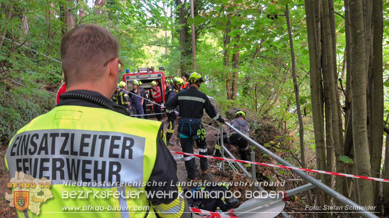 20250912_Felsblock droht auf die Geleise der Triestingtal Bahnstrecke zu stürzen - Kontrollierte Sprengung Foto: Stefan Schneider BFKDO BADEN