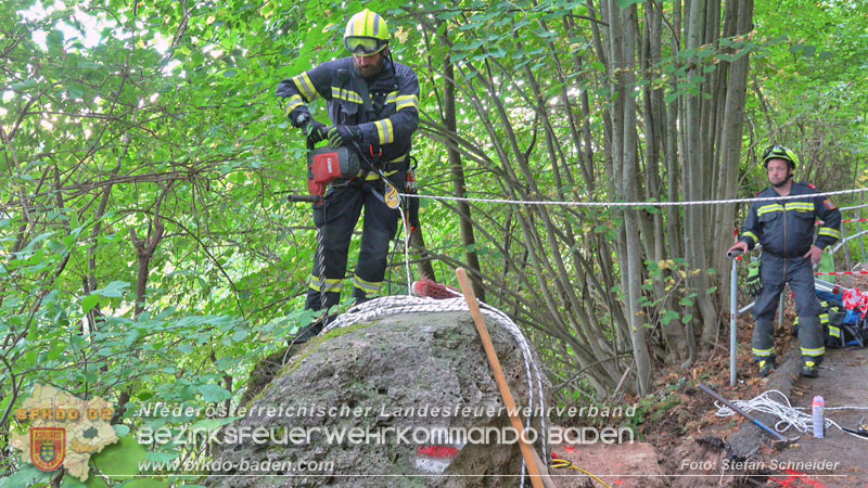 20250912_Felsblock droht auf die Geleise der Triestingtal Bahnstrecke zu stürzen - Kontrollierte Sprengung Foto: Stefan Schneider BFKDO BADEN