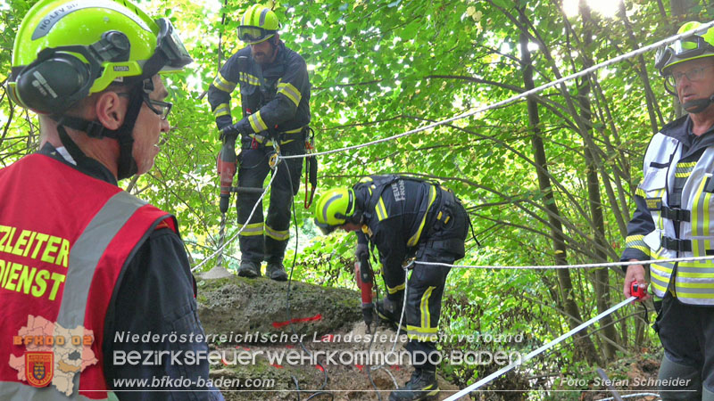 20250912_Felsblock droht auf die Geleise der Triestingtal Bahnstrecke zu stürzen - Kontrollierte Sprengung Foto: Stefan Schneider BFKDO BADEN
