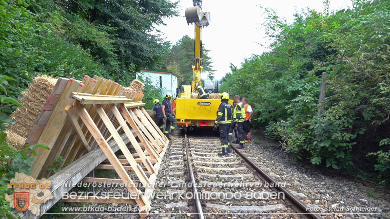 20250912_Felsblock droht auf die Geleise der Triestingtal Bahnstrecke zu stürzen - Kontrollierte Sprengung Foto: Stefan Schneider BFKDO BADEN