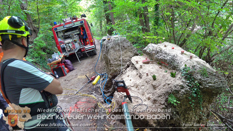 20250912_Felsblock droht auf die Geleise der Triestingtal Bahnstrecke zu stürzen - Kontrollierte Sprengung Foto: Stefan Schneider BFKDO BADEN