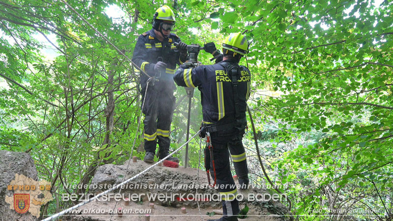 20250912_Felsblock droht auf die Geleise der Triestingtal Bahnstrecke zu stürzen - Kontrollierte Sprengung Foto: Stefan Schneider BFKDO BADEN