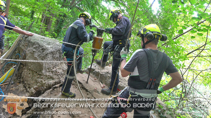 20250912_Felsblock droht auf die Geleise der Triestingtal Bahnstrecke zu stürzen - Kontrollierte Sprengung Foto: Stefan Schneider BFKDO BADEN
